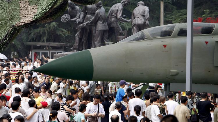 Während einer Ausstellung zur nationalen Verteidigung im Militärmuseum in Peking. 