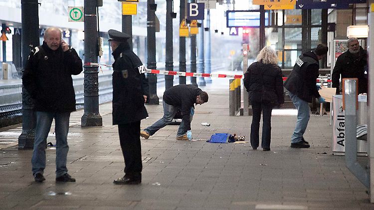 Die Bombe in der blauen Tasche detonierte gottlob nicht.