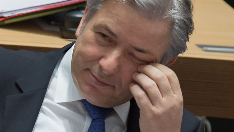 Klaus Wowereit steht im Zentrum der Kritik an den Verzögerungen am Großflughafen BER.