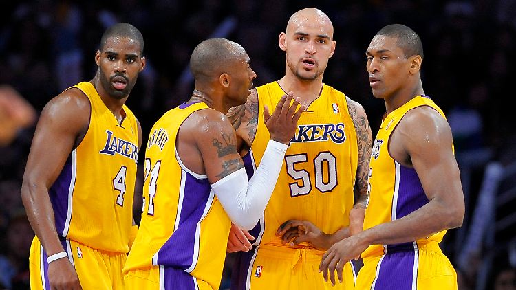 Ratlos und Erfolglos: Die LA Lakers um Superstar Kobe Bryant.