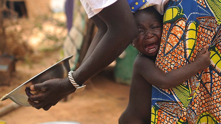 Das ehemals demokratische Vorzeigeland Westafrikas, Mali, versinkt mittlerweile im Chaos: Ein Junge aus Mali weint am Rock seiner Mutter in einem Lager für Flüchtlinge in Dori, Burkina Faso.