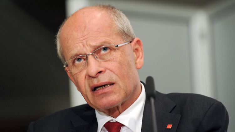 IG-Metall-Chef Huber hat die First-Class-Flüge seines Kollegen Bertin Eichler als Aufsichtsrat bei ThyssenKrupp als Fehler bezeichnet.