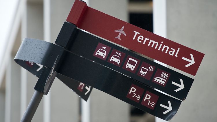 Bundesverkehrsminister Ramsauer zweifelt, ob der Pannen-Flughafen 2014 an den Start gehen kann.