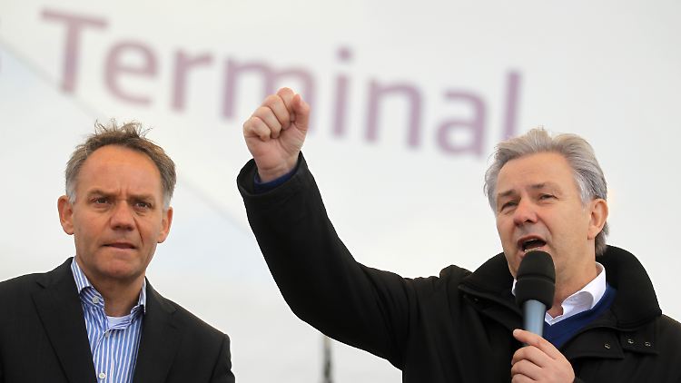 Flughafen-Manager Rainer Schwarz (li.) und Berlins Regierender Bürgermeister Klaus Wowereit.