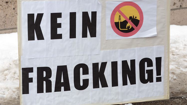 Während Firmen immer mehr Interesse am unangetasteten Schatz im Tongestein entwickeln, ist der Widerstand in der Bevölkerung groß.