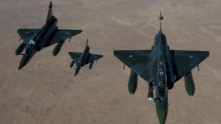 In Mali kämpft die frühere Kolonialmacht Frankreich gegen vorrückende Islamisten. Paris selbst erhöht seine Sicherheitsvorkehrungen.