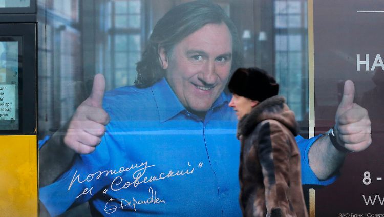 Daumen hoch für die neue Heimat: Gérard Depardieu auf einem Bus in St Petersburg.