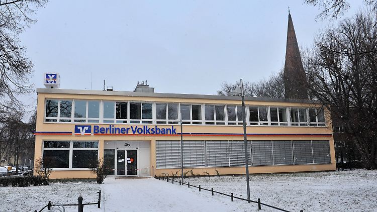 Die Bank liegt inmitten von Steglitz an einer belebten Straßenkreuzung.