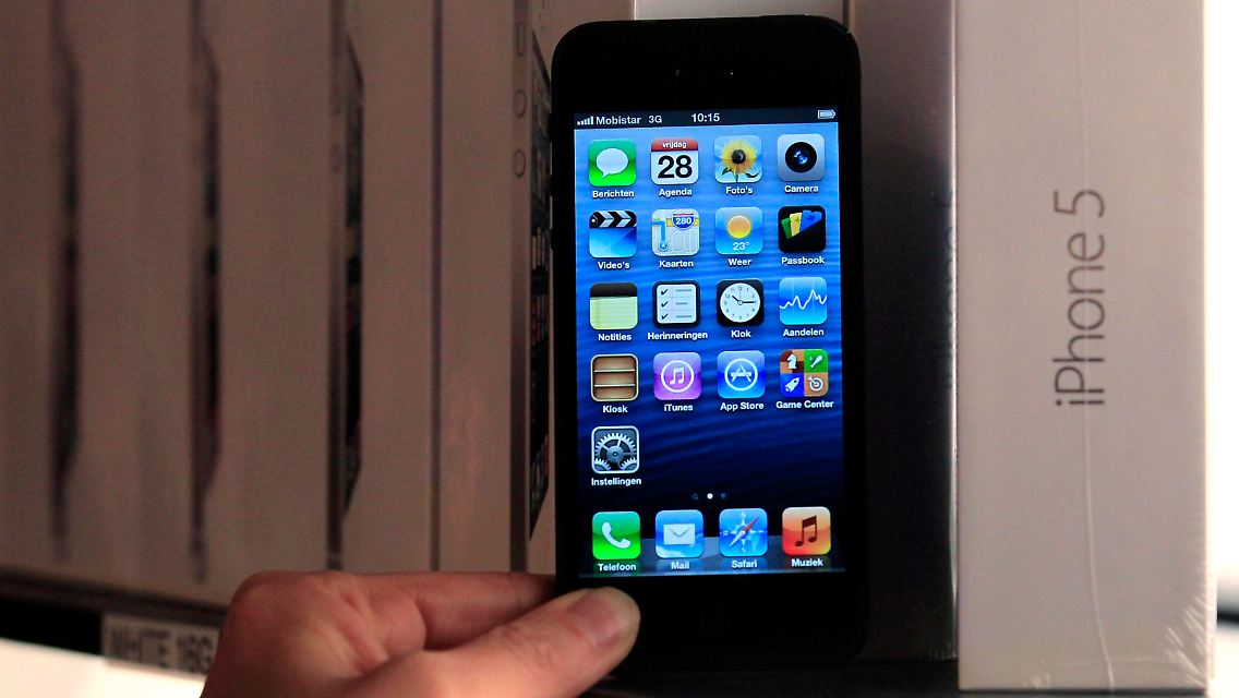 2013-01-14T102510Z_01_SIN403_RTRMDNP_3_APPLE-IPHONE-DEMAND.JPG3507884668056010548.jpg