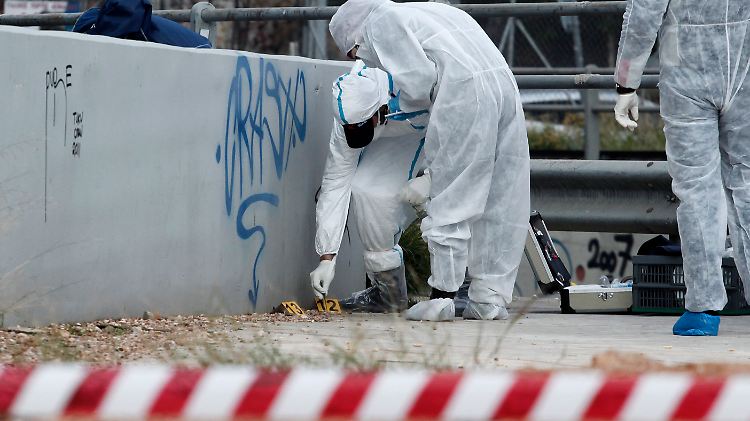 Experten von der Polizei suchen nach Beweisen.