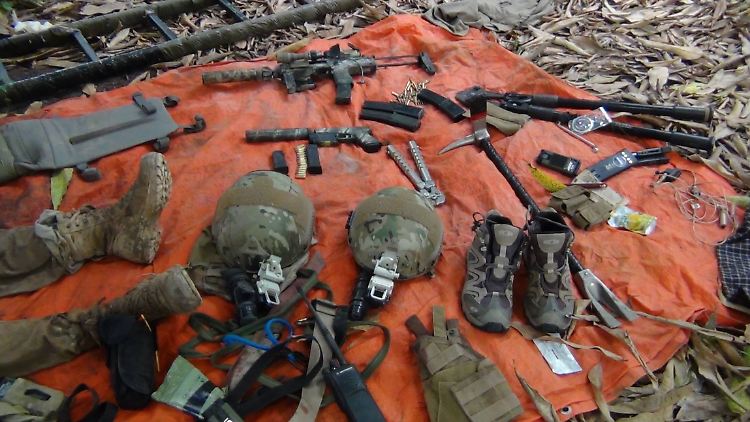 Eines der Bilder, die laut der Shebab-Miliz, einen der getöteten französischen Soldaten und seine Ausrüstung zeigen.