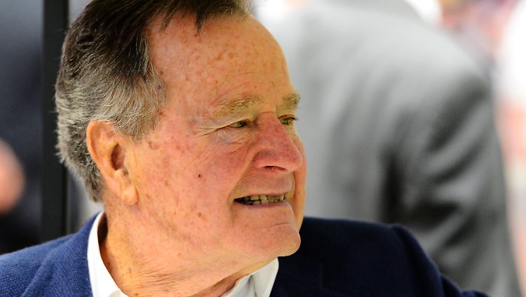 George Bush senior war von 1989 bis 1993 US-Präsident. Heute ist er 88 Jahre alt.