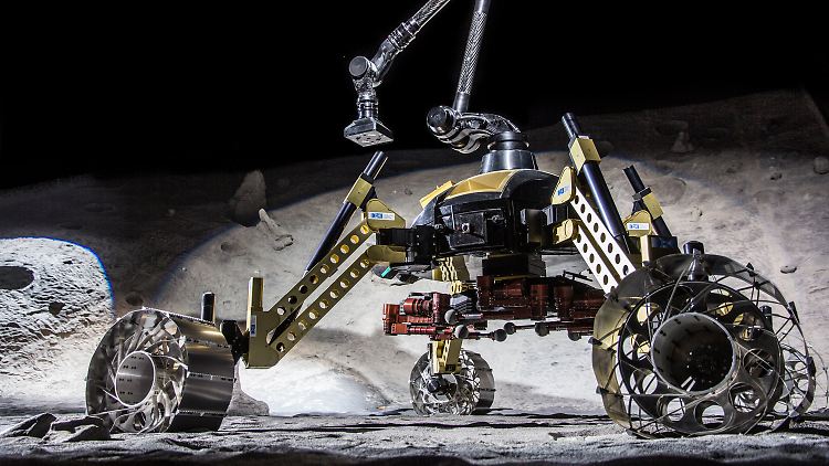 Dieses Roboter-Duo könnte eines Tages auf dem Mond nach Wasser suchen. Der Rover trägt unter sich den kleineren Kletterroboter CREX.
