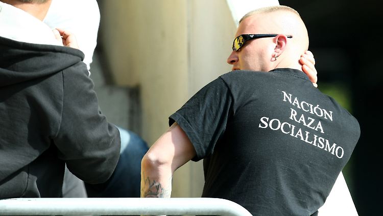 Während einer Drittligapartie der SG Dynamo Dresden gegen SSV Jahn Regensburg im Rudolf-Harbig-Stadion in Dresden. Ein Dynamo-Anhänger trägt ein T-Shirt mit der spanischsprachigen Aufschrift "Nation, Rasse, Sozialismus".