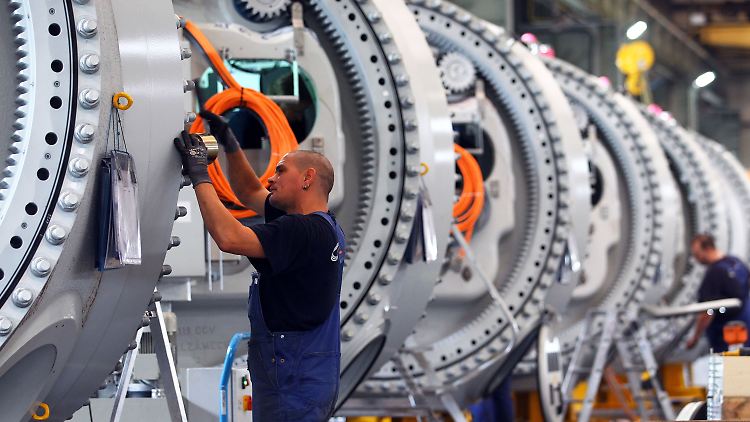 Arbeit an Naben für Windkraftanlagen im Rostocker Nordex-Werk.