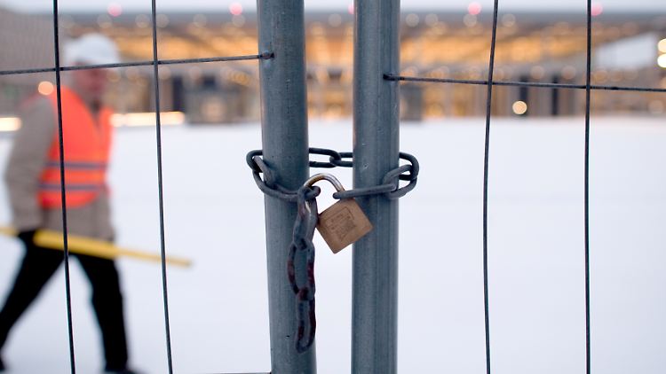 Die Bauzäune am Hauptstadtflughafen werden noch länger stehen.