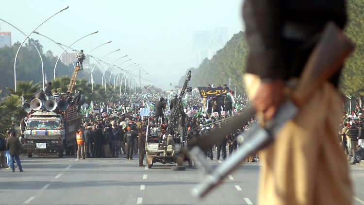 Rund 35.000 forderten seit den frühen Morgenstunden in Islamabad den Sturz der Regierung.