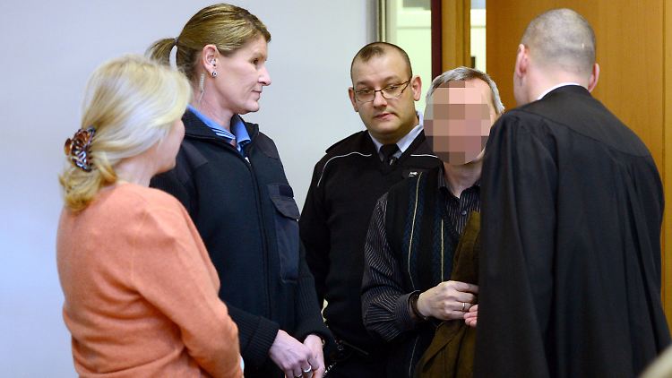 Die Angeklagten mit ihren Anwälten.