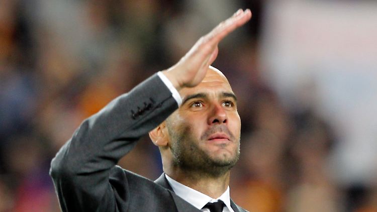 Grüßt hier der nächste Bayern-Trainer? Ex-Barca-Coach Pep Guardiola.