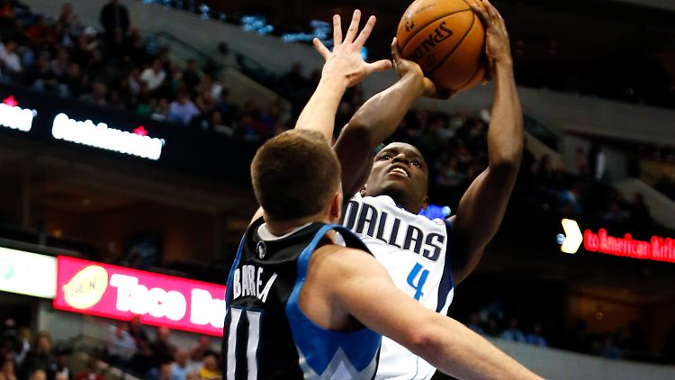 Von Angesicht zu Angesicht: Darren Collison und Juan Barea (l.). Am Ende hatten die Mavericks gegen Minnesota deutlich die Nase vorn.