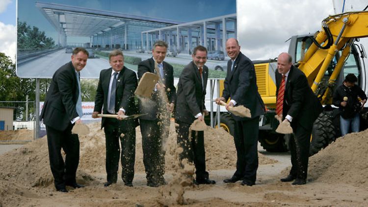 Ein Tag voller Symbolik: Aus der Großbaustelle soll eines Tages ein Großflughafen werden.