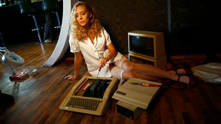 "Die Tablets haben die Landschaft enorm verändert": Im "Nerd Dreams Calendar 2013" stehen PC-Legenden wie dieser Mac symbolisch für eine nostalgisch verklärte Vergangenheit.