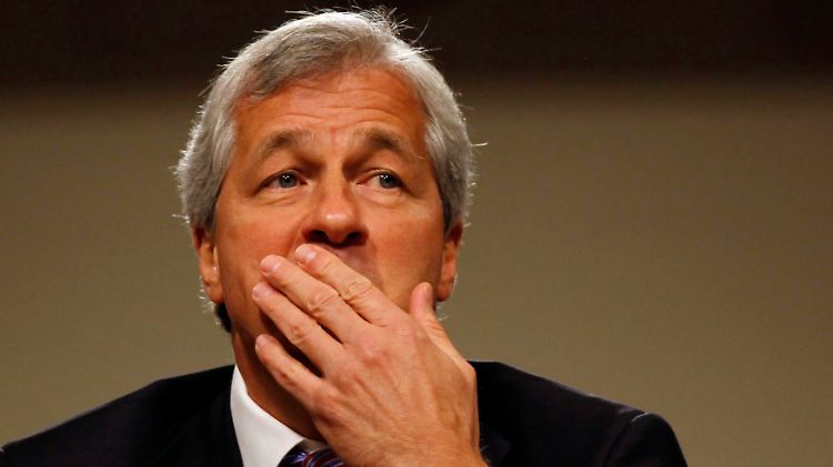 Auftrag an JP Morgan-Chef Dimon: Das Geldhaus soll seine Spitzenmanager finanziell stärker für ungenügende Aufsicht zur Rechenschaft ziehen.