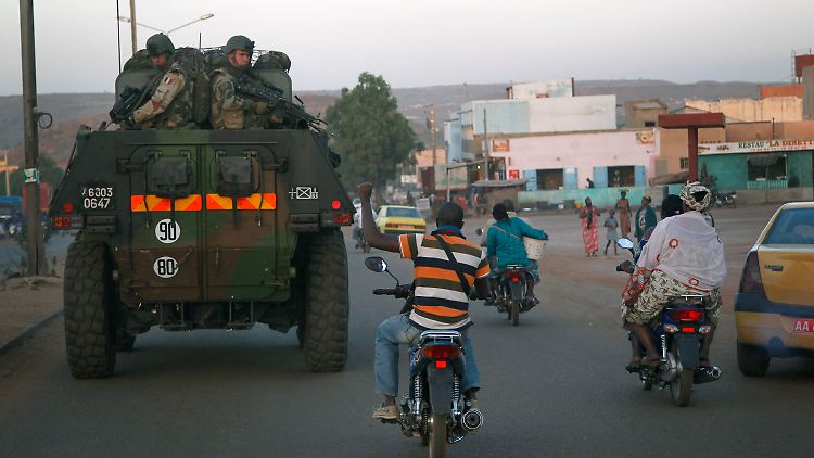 Ein leichter Panzer der französischen Truppen verlässt die Hauptstadt Bamako.