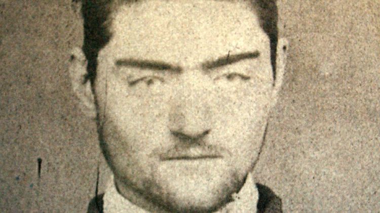 Auf dem undatierten Polizeifoto soll Kelly 16 Jahre alt sein.