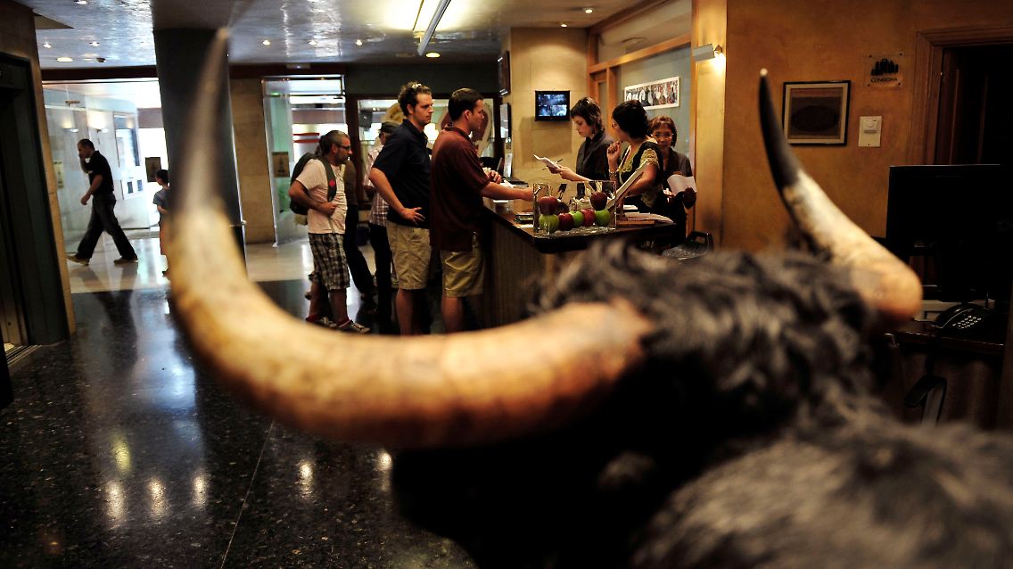 Show für die Touristen: Ausgestopfter Stier in einer Hotelhalle in Pamplona.