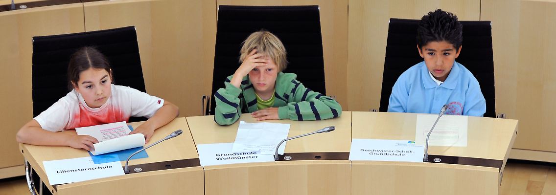 Bei einer Kinderkonferenz.