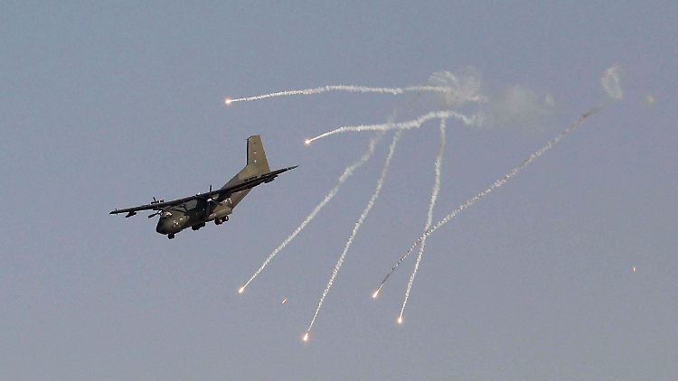 Eine Transall stößt beim Landeanflug auf Masar-i-Scharif sogenannte Flares aus, um etwaige Boden-Luft-Raketen vom Flugzeug abzulenken.