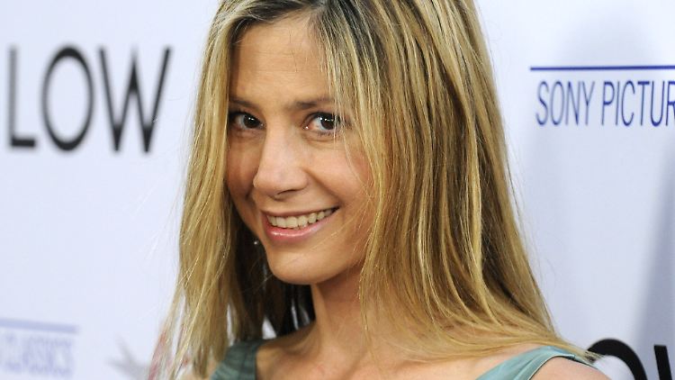 Mira Sorvino ist in festen Händen und hat vier Kinder.