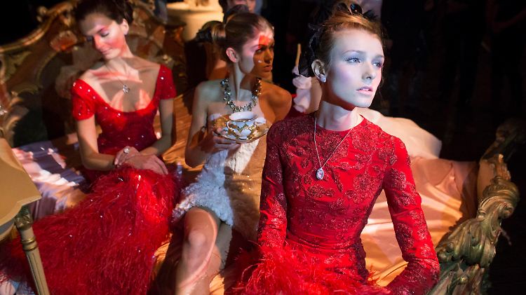 Rot sehen in Berlin: Bei Frida Weyer hieß das Motto "Anna Karenina". 