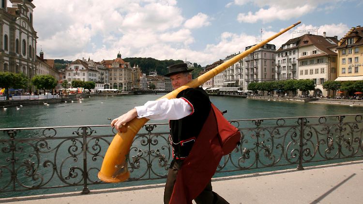 Auch das Alphorn könnte etwas mit dem Jodeln zu tun haben. Es ist Gegenstand der "Instrumentalthese".