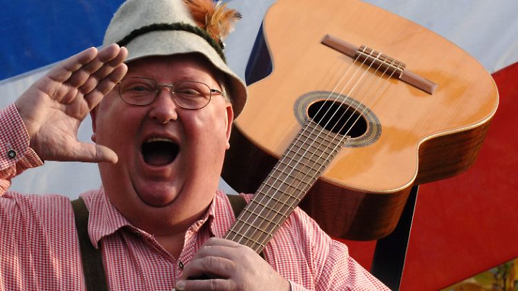 Jodeln ist auch fernab der Alpen beliebt: Werner Goos jodelt in seinem Garten in Schleswig-Holstein auf Plattdeutsch.