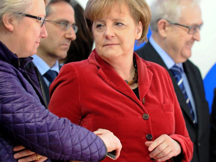 Der Moment, in dem Schavan und Merkel wohl von Guttenbergs Rücktritt erfahren, offenbart die Nähe der beiden Frauen.