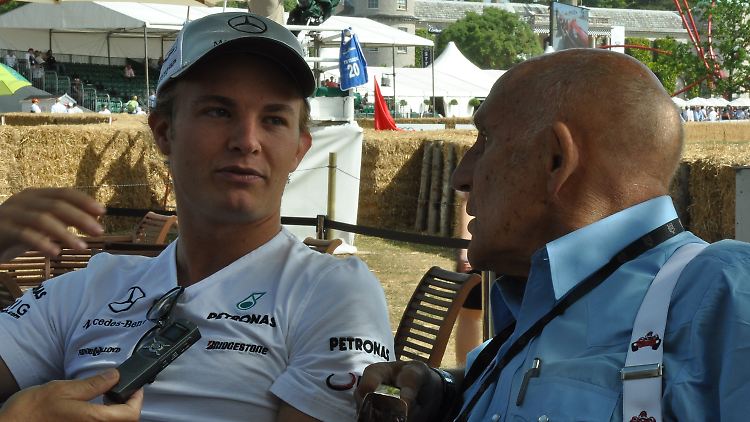 Mercedes-F1-Pilot Nico Rosberg beim Fachsimpeln mit Journalisten: Die Szene trifft sich Vorfeld des Silverstone-GP gerne hier.