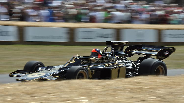 Ein Lotus-Cosworth von 1973 auf der Strecke von Goodwood. Alt und neu aus der Formel 1 begegnet sich hier.