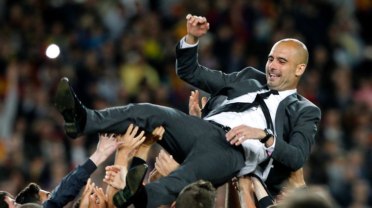 Der FC Barcelona feiert seinen Trainer Guardiola: Ab der kommenden Saison wollen die Bayern mit dem Katalanen Erfolge bejubeln.