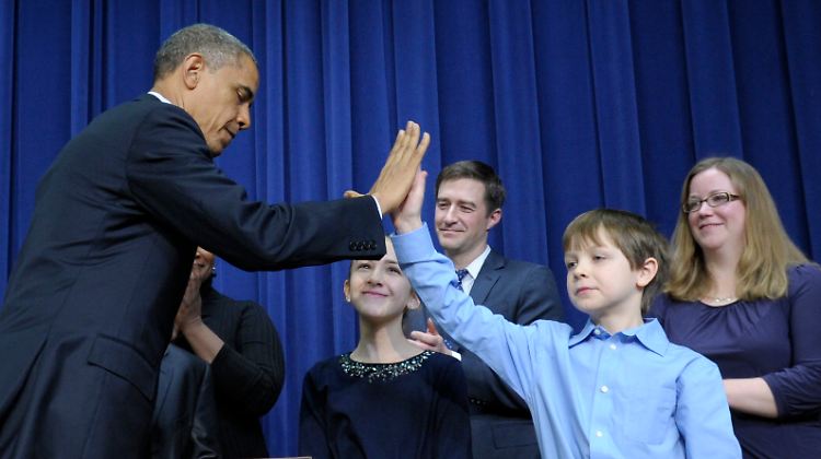 Zur Vorstellung seiner Sofortmaßnahmen lud Barack Obama Kinder und Hinterbliebene von Opfern der jüngsten Amok-Taten ein.
