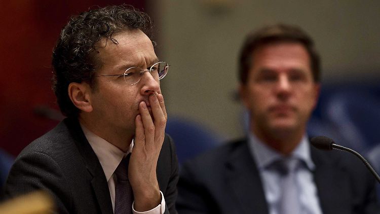 Eigentlich soll Jeroen Dijsselbloem (li.) schon bald Jean-Claude Juncker als Chef der Euro-Gruppe beerben, doch Frankreich bremst.