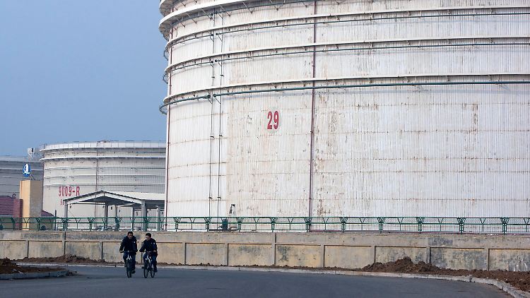 Lagertanks in Qingdao, Provinz Shandong: Hier kommt ein Großteil der chinesischen Rohölimporte an.