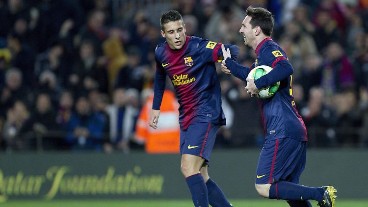 Das war der Ausgleich: Lionel Messi, rechts, feiert sein Tor mit dem Kollegen  Cristian Tello.