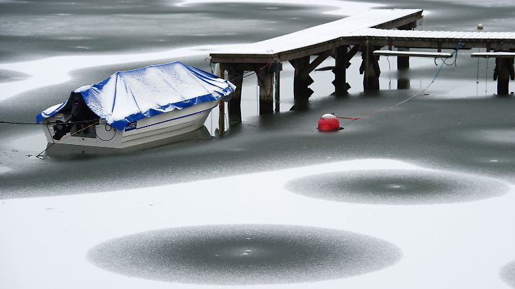 Selbst auf der Ostsee liegt ein wenig Schnee: Anlegestelle im Hafen von Stralsund.