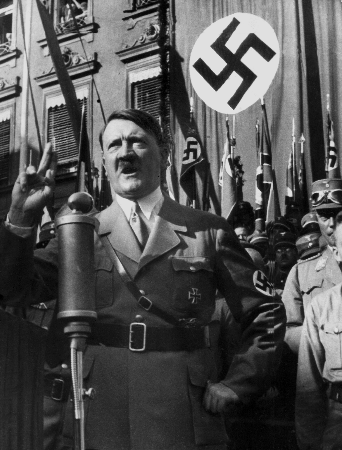 Am 30. Januar 1933 wird der Chef der NSDAP, Adolf Hitler, von Reichspräsident Hindenburg zum Reichskanzler ernannt.