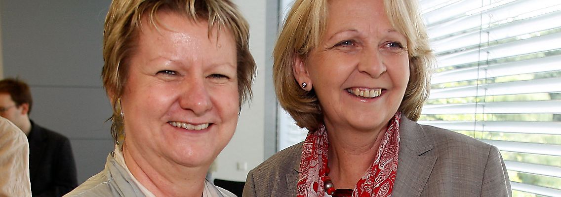 Nicht mehr männlich und schwarz-gelb, sondern weiblich und rot-grün: Die beiden Frontfrauen von SPD und Grünen Hannelore Kraft und Sylivia Löhrmann.