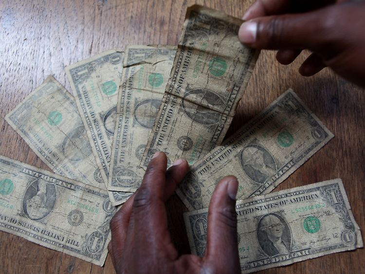 Schmutziges Geld kurz vor der Geldwäsche: In Mombasa bereitet dieser praktisch veranlagte Mann Dollarscheine auf die Waschmaschine vor.
