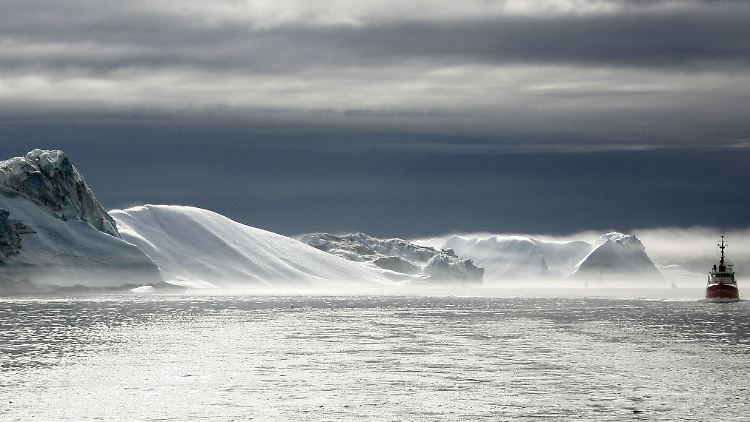 Ein Schiff schwimmt im Eisfjord hinter dem grönländischen Städtchen Ilulissat: Die Polarinsel setzt auf ihre Bodenschätze.