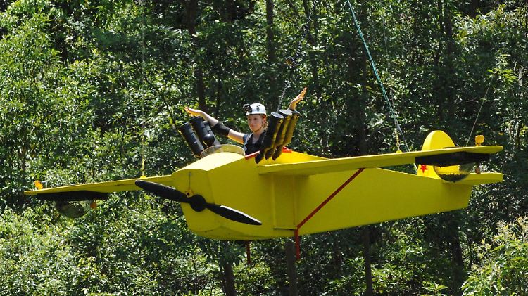 Georgina segelt hoch über dem Dschungel.